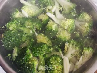 素炒西兰花的做法步骤：1