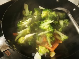 素炒西兰花的做法步骤：5