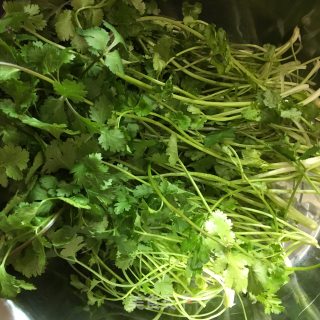 香菜柴鸡蛋汤的做法步骤：2