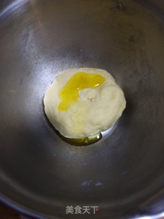 牛肉肠批萨的做法步骤：1