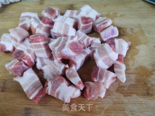 无油无水红烧肉的做法步骤：1