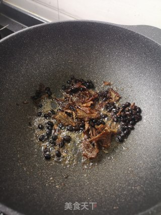 豆豉鲮鱼圆白菜  下饭菜的做法步骤：2