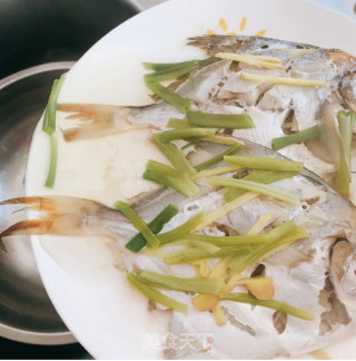 清蒸银鲳鱼的做法步骤：4
