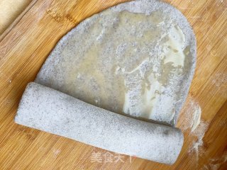 黑米面双色油酥卷的做法步骤：7