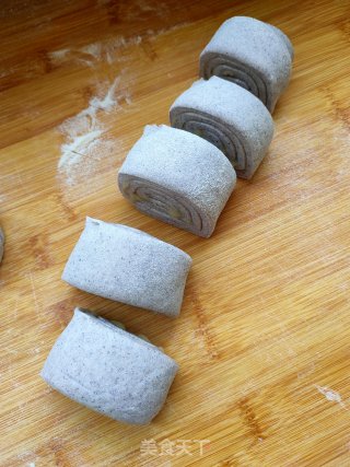 黑米面双色油酥卷的做法步骤：8
