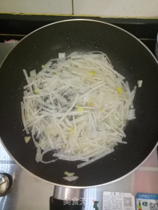 萝卜虾皮汤的做法步骤：3