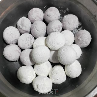 汤圆鸡蛋黄酒的做法步骤：1