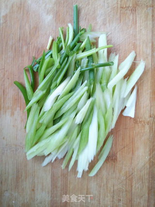 甜蒜汁拌芹菜皮蛋的做法步骤：1