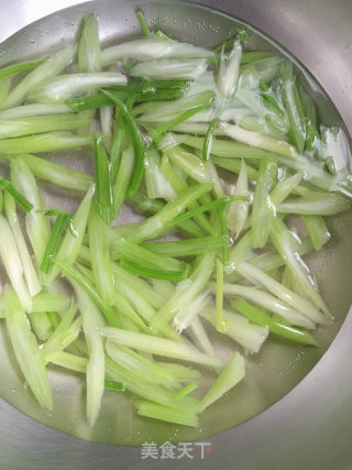 甜蒜汁拌芹菜皮蛋的做法步骤：4