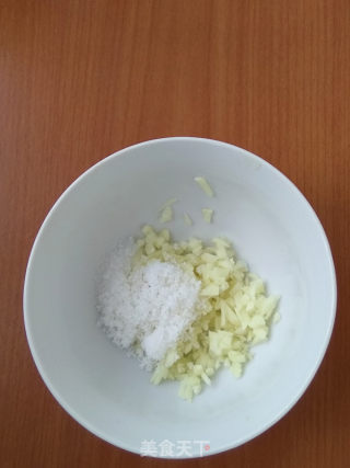甜蒜汁拌芹菜皮蛋的做法步骤：5