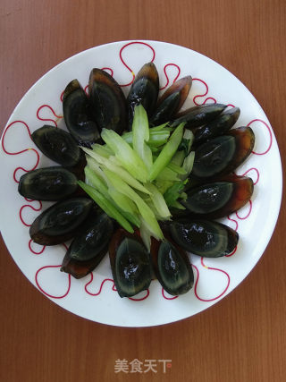甜蒜汁拌芹菜皮蛋的做法步骤：7
