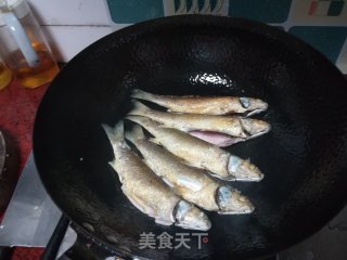 肉菜——煎焖尖头鱼的做法步骤：3