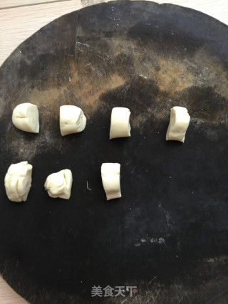 肉馅小花包的做法步骤：2