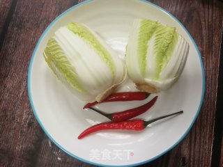 红椒炒娃娃菜帮的做法步骤：1