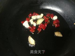 红椒炒娃娃菜帮的做法步骤：3
