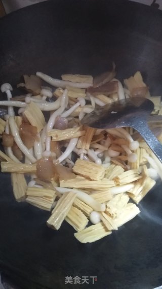 腊肉炒腐竹白玉菇的做法步骤：4