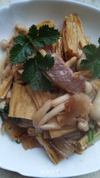 腊肉炒腐竹白玉菇的做法步骤：8