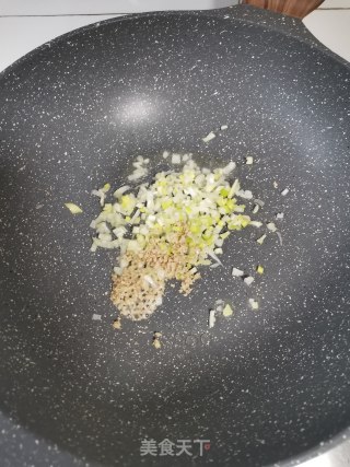 酸菜牛肉炒饭的做法步骤：3