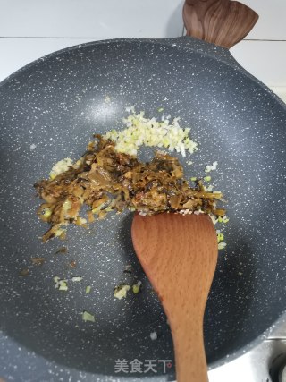 酸菜牛肉炒饭的做法步骤：4