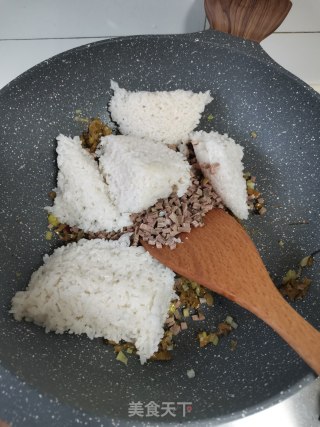 酸菜牛肉炒饭的做法步骤：5