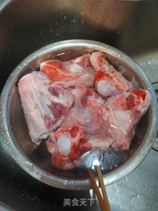 高压锅炖腿骨肉的做法步骤：1