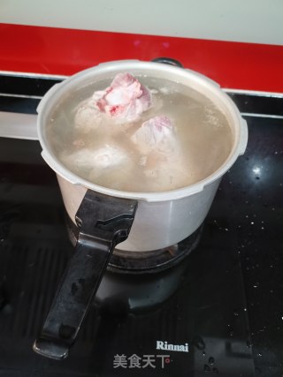 高压锅炖腿骨肉的做法步骤：2