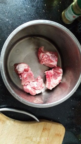 萝卜花排骨汤的做法步骤：1