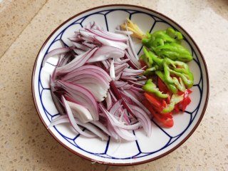 洋葱炒肉丝的做法步骤：2
