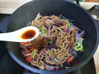 洋葱炒肉丝的做法步骤：7