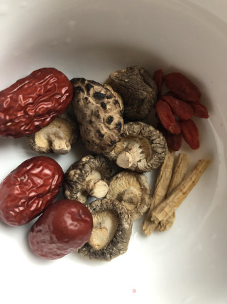 虫草花鸡肉汤的做法步骤：3