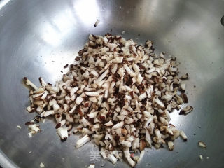 茴香香菇馅发面蒸饺的做法步骤：5