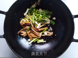 青蒜香干炒荸荠的做法步骤：5