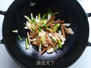 青蒜香干炒荸荠的做法步骤：6