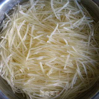 红椒炒土豆丝的做法步骤：1