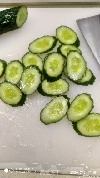 青瓜虾仁的做法步骤：2