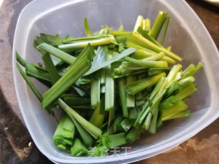 韭菜炒土豆丝的做法步骤：1