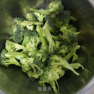 爽口西兰花的做法步骤：2
