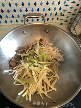 菇笋炒肉丝的做法步骤：3