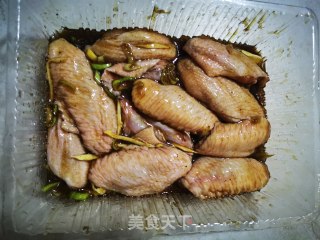 烤鸡翅的做法步骤：1