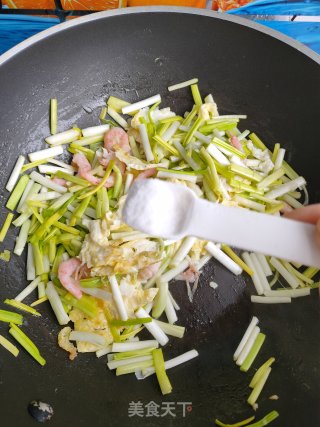 虾仁蒜黄炒鸡蛋的做法步骤：6