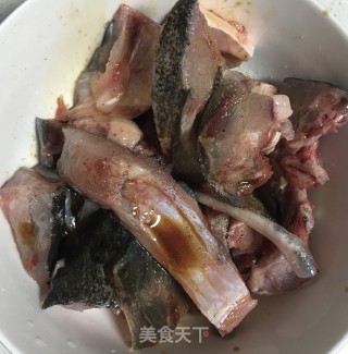 剁椒炒鱼头的做法步骤：1