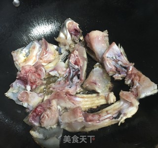 剁椒炒鱼头的做法步骤：2