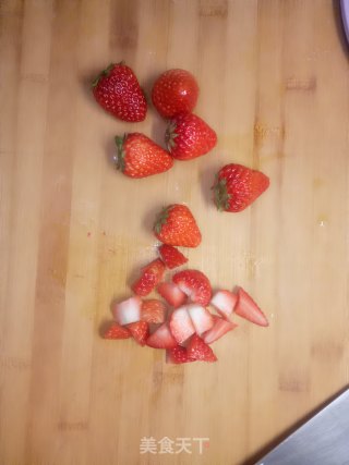 草莓牛奶糕的做法步骤：1