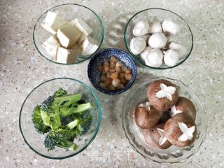 丸子豆腐蔬菜汤的做法步骤：1