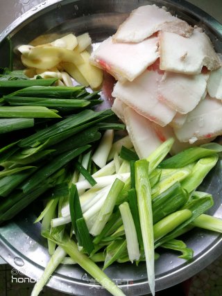 四川     蒜苗回锅肉的做法步骤：2