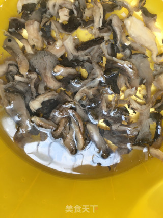 鸡肉炒平菇的做法步骤：3