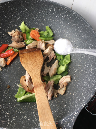 鸡肉炒平菇的做法步骤：6