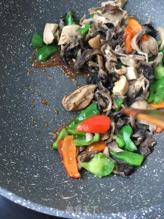 鸡肉炒平菇的做法步骤：9