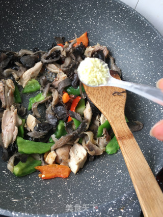鸡肉炒平菇的做法步骤：10