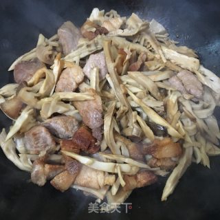 五花肉红烧笋干的做法步骤：6